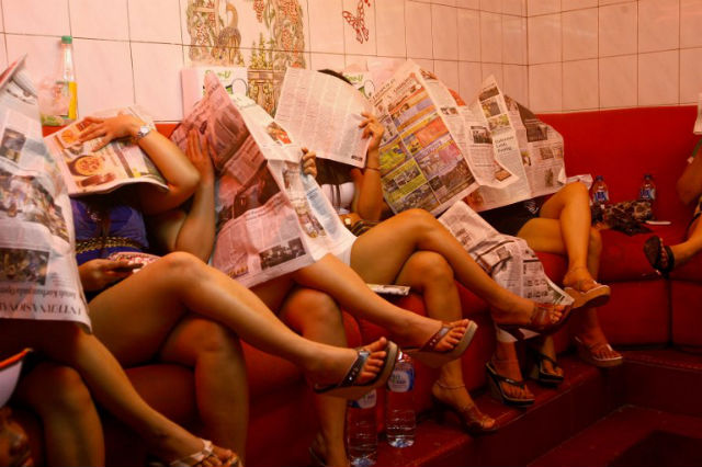 PERDAGANGAN MANUSIA. Pekerja seks menutupi wajah mereka saat penggerebekan di lokalisasi Dolly, Surabaya.