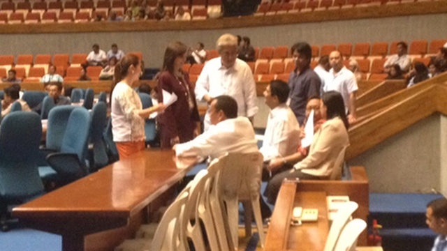 MONDAY HUDDLE: Anti-RH bill hardliner Manila Rep. Amado Bagatsing huddle with RH bill authors