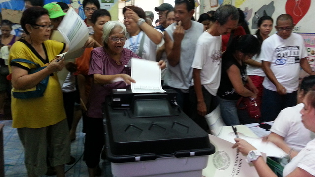 DEFECTS. Voters in Padre Burgos Elementary school in Manila have to resort to manual voting after the PCOS machine stopped working. Photo by Rappler.com/Patricia Evangelista