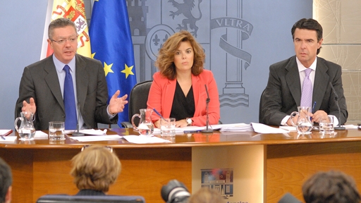 NEW ENERGY TAX. From left to right: Spanish justice minister Alberto Ruiz-Gallardon, deputy primer minister Soraya Saez de Santamaria and industry minister Juan Manuel Soria. Photo from La Moncloa website