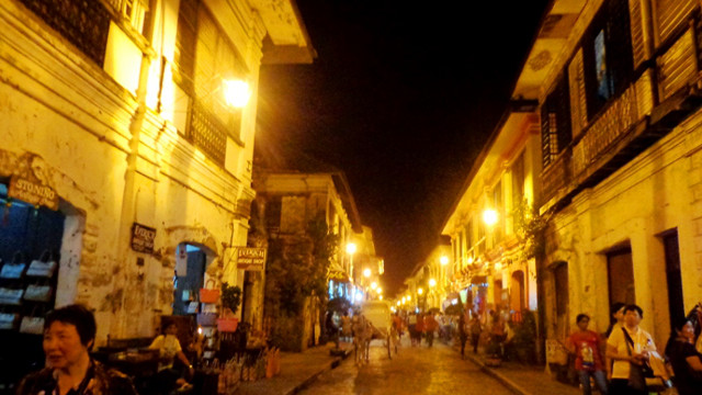 BEAUTIFUL DAY AND NIGHT. Vigan’s old houses and cobblestoned streets are worth a walk any time of the day. Photo courtesy of Endette Mendoza and Kaiye Pallarco