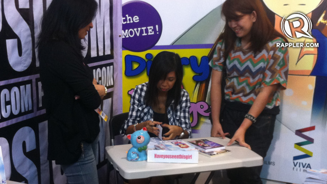 WE'VE SEEN THIS GIRL. Denny signing autographs at the 2013 Manila International Book Fair. Photo by Ira Agting/Rappler