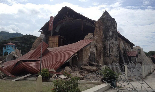 20131015-loboc-church-quake-02.jpg