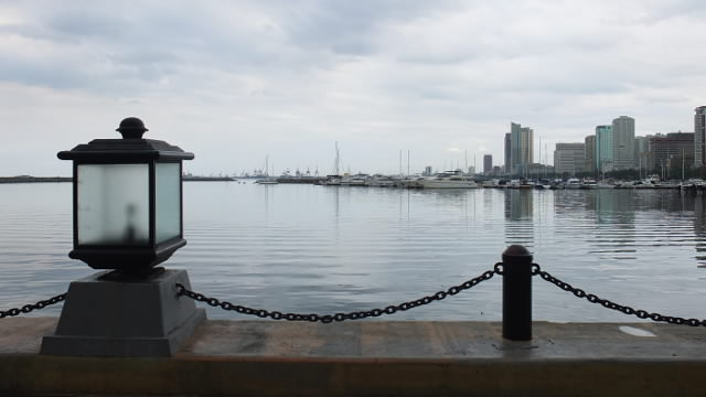 SWIMMABLE AGAIN? The Writ of Continuing Mandamus for the rehabilitation of Manila Bay instructs the government to make the bay fit for swimming again. Photo by Pia Ranada/Rappler