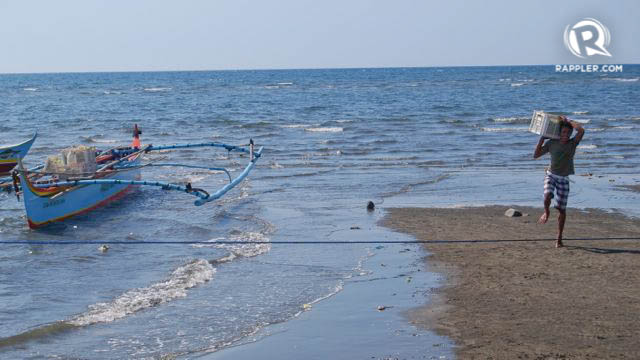 ROUTINE. Fisherfolk in Masinloc, Zambales, go on with their business despite the dangers of being attacked by Chinese coastguards in the disputed Panatag Shoal (Scarborough). Photo by Randy V. Datu/Rappler