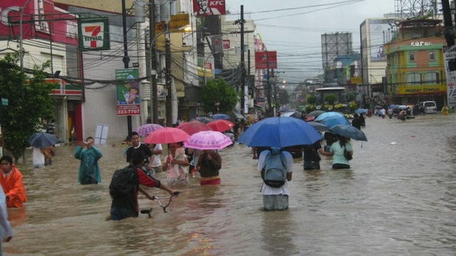 Waist-deep floods in Olongapo City. Twitter photo by @akosiranstedt