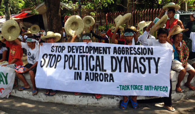 BROKEN PROMISES? Anti-APECO marchers stage a protest outside the Department of Agrarian Reform in Quezon City. They are back in Manila to follow-up on promises the president made 4 months ago. Photo by Rappler/Bea Cupin