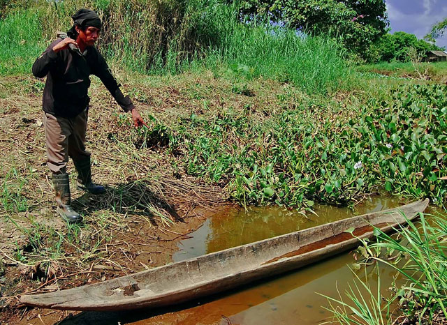 CROC HUNTERS. Crocodile hunter Edgar Yucot shows the team what a typical Agusan dugout canoe looks like. In 2009, a rogue crocodile attacked and ate a 12-year old girl as she paddled atop a similar canoe. Human-wildlife conflict remains an issue to be fully resolved by WWF and other conservation groups. Discovery Channel / Gregg Yan