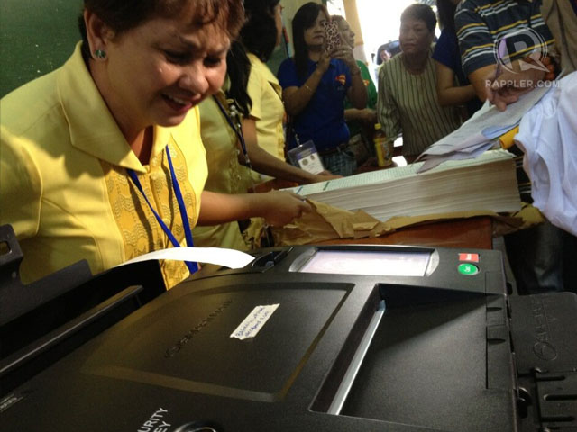 SYSTEMS CHECK. Comelec staff test PCOS machine during Saturday's (February 2) mock polls. Photo by Paterno Esmaquel II SYSTEMS CHECK. Comelec staff test PCOS machine during Saturday's (February 2) mock polls. Photo by Paterno Esmaquel II