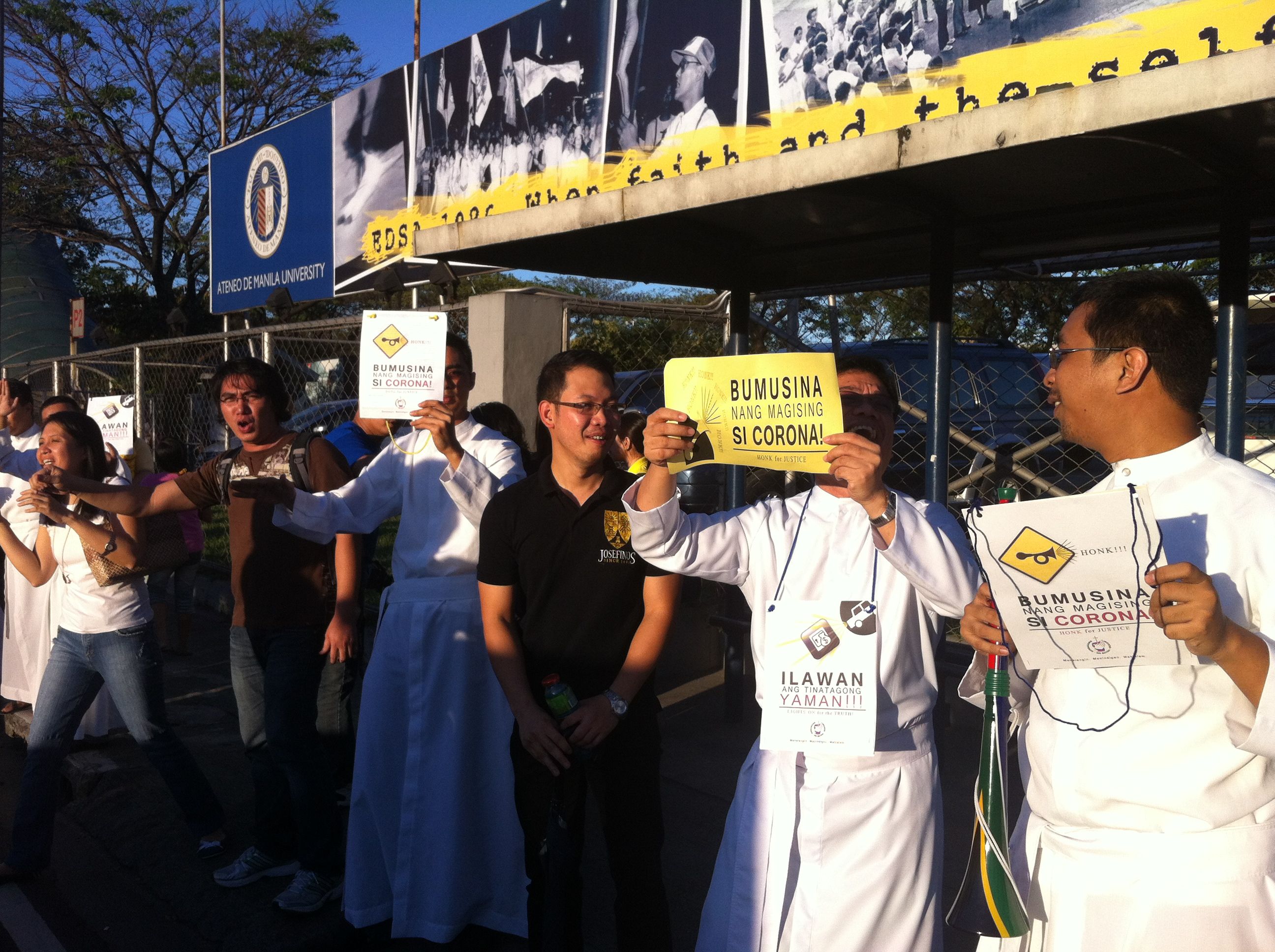 HONK FOR JUSTICE. Students and seminarians hold a noise barrage to urge the Chief Justice to open his foreign currency bank records. Photo by Voltaire Tupaz