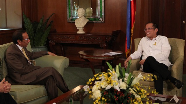 COURTESY CALL. President Benigno S. Aquino III exchanges pleasantries with Coca-Cola FEMSA chief executive officer Carlos Salazar Lomelin during the Courtesy Call at the Music Room, Malacañan Palace on January 21. Photo from Malacañang Photo Bureau