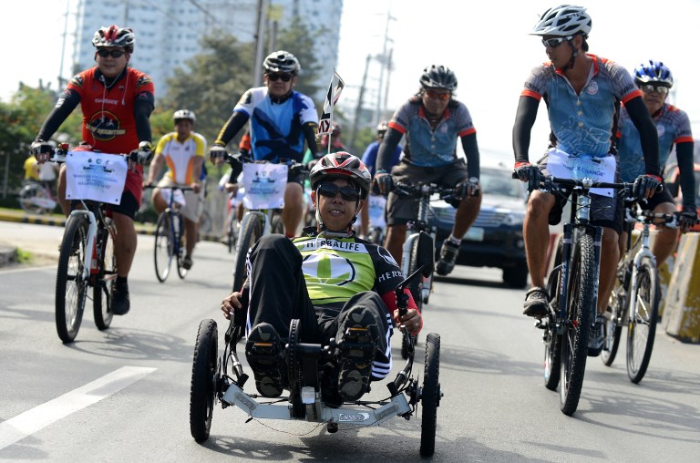 CYCLING FOR THE ENVIRONMENT. Cycling enthusiasts participate in the 14th Tour of the Fireflies in Manila on November 18, 2012. AFP PHOTO/NOEL CELIS