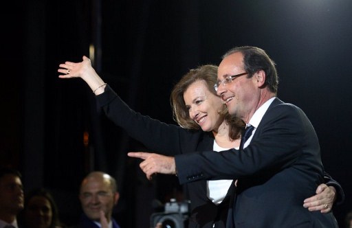 NEW LEADER. France's Socialist Party (PS) newly elected president Francois Hollande celebrates with companion Valerie Trierweiler at the Place de la Bastille in Paris on May 6, 2012 after the announcement of the first official results of the French presidential second round. Photo by AFP