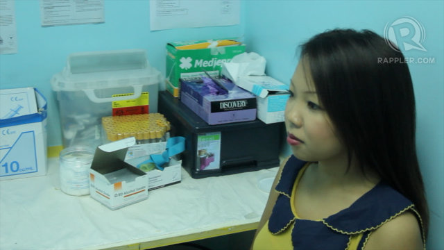 HIV TESTING Rappler's Devon Wong gives a walkthrough of HIV testing. Photo by Franz Lopez HIV TESTING Rappler's Devon Wong gives a walkthrough of HIV testing. Photo by Franz Lopez