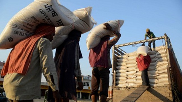 MASSIVE PROGRAM. India's government approved a vast food welfare program targeting the country's poor on July 3, 2013 as it sought to boost its popularity ahead of national elections next year. File photo by AFP