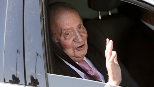 ENDING REIGN. Spain's King Juan Carlos arrives at the Quiron University Hospital in Madrid on September 24, 2013. File photo by AFP