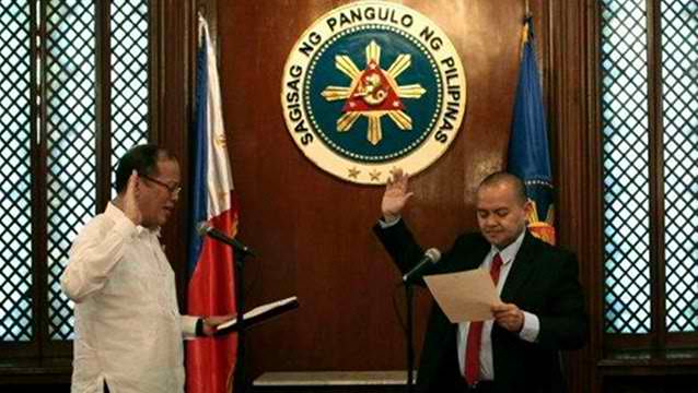 OATH. President Benigno Aquino III appoints government peace panel chief Marvic Leonen to the High Court on Nov 21, 2012. Photo by Malacañang Photo Bureau