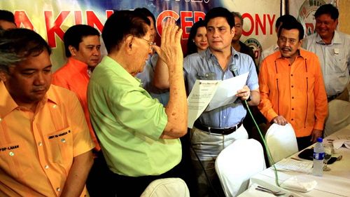 FORGIVE, FORGET? Former President Joseph Estrada welcomes Zubiri into PMP even if the resigned senator used to be his critic. Photo from Senate website 