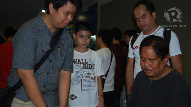 SURROUNDED BY FANS. Gerry Alanguilan speaks with enthralled fans. Photo by Jerald Uy 