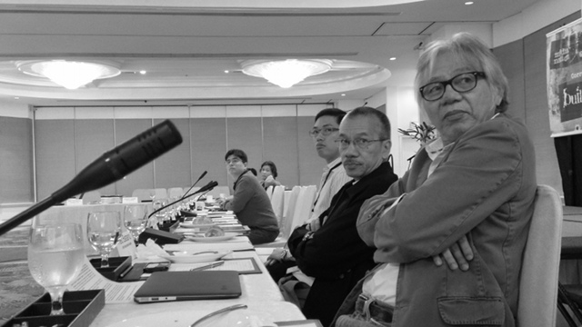 COLLECTIVE EFFORT. Together journalists pour over edits of the pledge. Photo by Katherine Visconti.