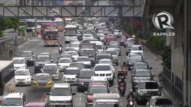 THINK OF MORE SOLUTIONS. Educators say there are better solutions to ease Metro Manila traffic than cutting students' contact time with their teachers thru the proposed 4-day school week. File photo by Rappler