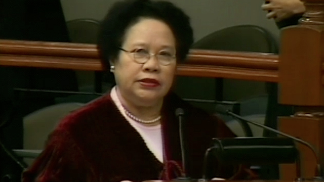 PRAYER. Sen. Santiago opens the trial Jan 24 after being absent from last week's trial.