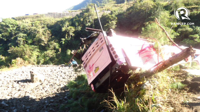 CASUALTIES. A bus carrying 45 people fell into a ravine in Bontoc, killing at least 14 people. Photo by Rappler