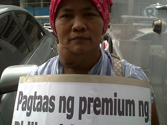 PROTEST. A woman with goiter protests against the 1.48-billion bonuses released in 2012 to PhilHealth employees, Oct 18, 2013. File photo by Buena Bernal/Rappler