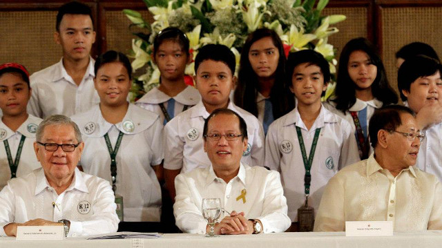 NO TO BULLIES. President Aquino signs a law protecting students from "the earliest forms of violence". Photo from the President's official page on Facebook