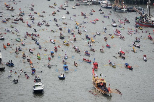 JUBILEE. Hundreds of rowing boats, barges and steamers filled the River Thames with a blaze of color on Sunday as Queen Elizabeth II sailed through London as part of her spectacular diamond jubilee pageant. AFP photo