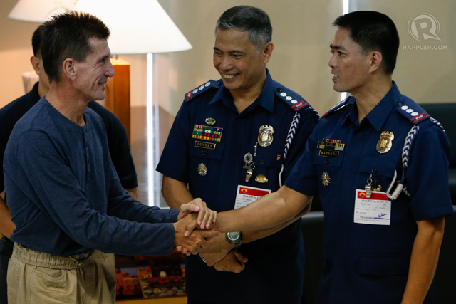 Australian Warren Rodwell is greeted by Philippine National Police officials, as he arrives at the Presidential Lounge of the Ninoy Aquino International Airport (NAIA) for a press conference on March 25, 2013. RAPPLER/John Javellana