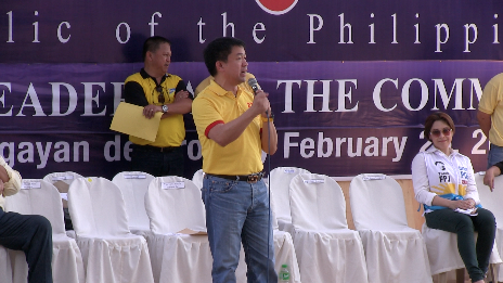 SINGING SENATOR. Sen Koko Pimentel enthralled his hometown and added to the lively spirits by singing to the crowd. Photo by Natashya Gutierrez.
