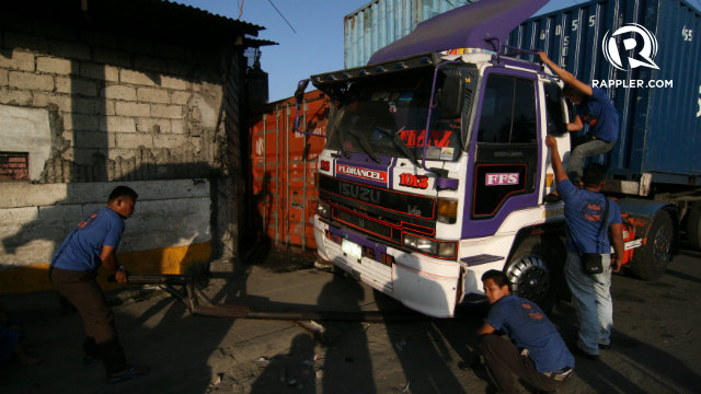 TRUCK BAN. The Customs Bureau acknowledged Manila's daytime truck ban affected revenue generation. Photo by Jose Del/Rappler