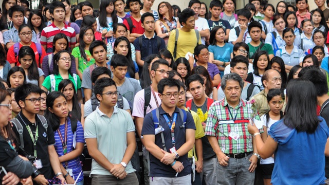 CHANGE. UP Manila students are saddened by news of a fellow-student's death. Photo by Jigs Tenorio