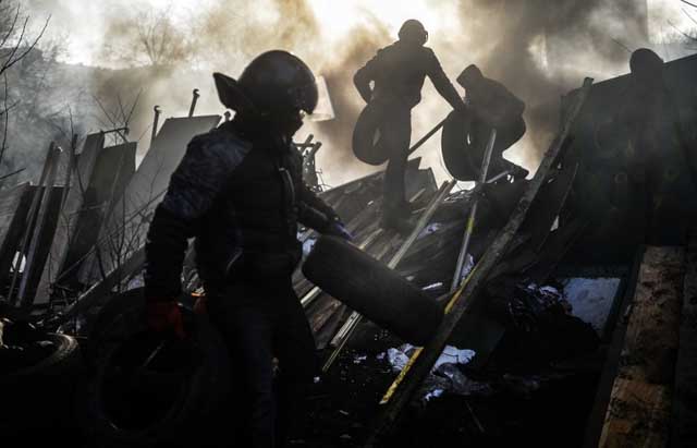 SIEGE. Protesters build a barricade on February 21, 2014 at the Independent square in Kiev. Photo by Bulent Kilic