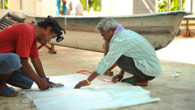 BOATS OF THE FUTURE. Naval architect and indigenous watercraft expert Juny Binamira trains fishermen and boat-builders from Tacloban and the towns of Palo, Tanauan, Tolosa, Mayorga, and Abuyog. Photo by Sophia Dedace/ WEF BOATS OF THE FUTURE. Naval architect and indigenous watercraft expert Juny Binamira trains fishermen and boat-builders from Tacloban and the towns of Palo, Tanauan, Tolosa, Mayorga, and Abuyog. Photo by Sophia Dedace/ WEF