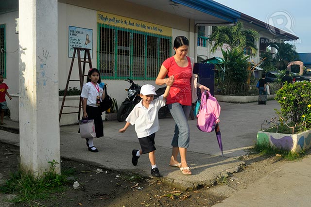 BETTER. Resumption of classes last October 16 show an improvement in the attendance of both students and teachers. File photo by LeAnne Jazul/Rappler