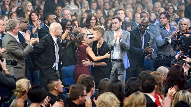 BIG WINNER. Justin Bieber and his mom after he was named Artist of the Year. Image from the Justin Bieber Zone! Facebook page