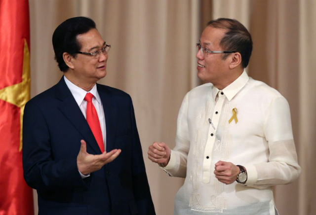 BOOSTING TIES. Philippine President Benigno Aquino III (right) gestures as he talks with Vietnamese Prime Minister Nguyen Tan Dung after their joint media statement at the Malacanang Presidential Palace in Manila on May 21, 2014. Photo by AFP/Aaron Favila/Pool