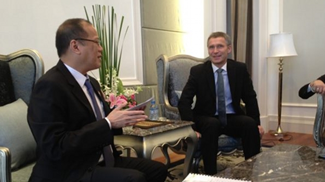WORKERS' WELFARE. Aquino talks about improving the working conditions of migrant Filipino workers in Norway with Norwegian Prime Minister Jens Stoltenberg. Photo by Finance Secretary Cesar Purisima 