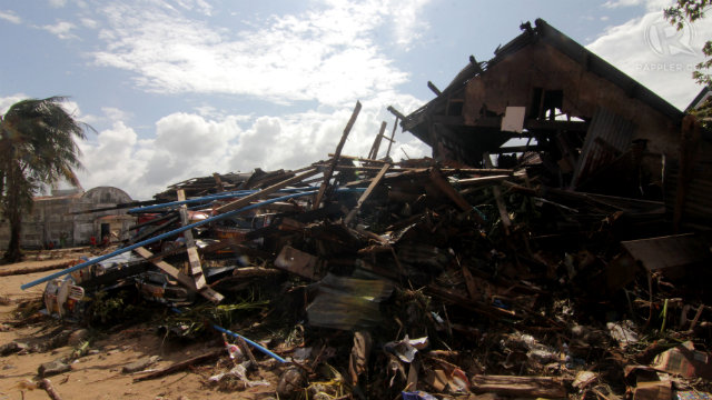 WASHED AWAY. A single house stands in a once busy village in Balangkayan, Eastern Samar. Photo by Franz Lopez/Rappler