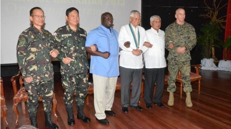 ALLIES. Former US Ambassador to the Philippines Harry Thomas, Jr (3rd from left) and Foreign Affairs Secretary Albert del Rosario (3rd from right) at the opening of last year's Balikatan exercises.
