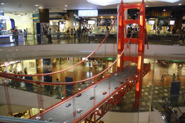 MINIATURE GOLDEN GATE BRIDGE. Near the food court of Terminal 21, you’ll see San Francisco’s famous landmark