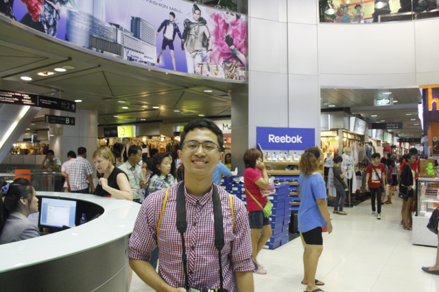 PLATINUM SHOPPING CENTER. Pronounced 'pratunam' by locals, this mall is a good place to shop if you’re planning to buy clothes in bulk