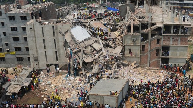 RUBBLE. In this photograph taken on April 25, 2013 Bangladeshi volunteers and rescue workers are pictured at the scene after an eight-storey building collapsed in Savar, on the outskirts of Dhaka. The death toll from the collapse of a garment factory complex in Bangladesh rose to 1,125 on May 12, 2013 after 15 more bodies were found in the rubble overnight, 19 days after the disaster struck. AFP PHOTO/Munir uz ZAMAN/FILES