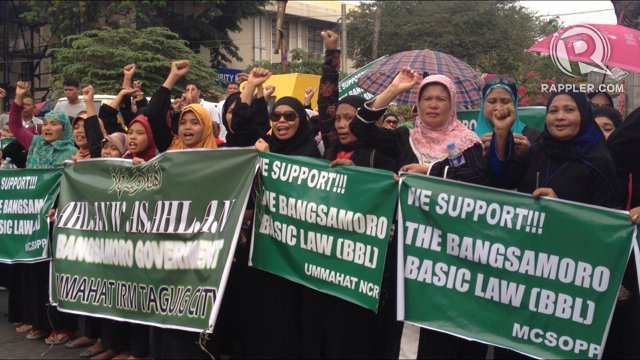 GROUNDWORK. Bangsamoro supporters gather in Mendiola as a show of support for the submission of the draft law to Malacañang. File Photo by Rappler
