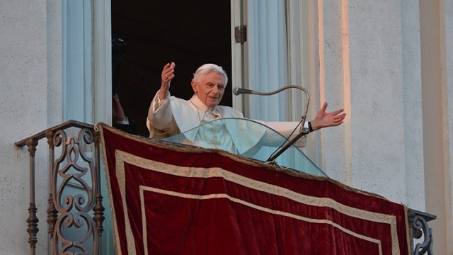 LAST APPEARANCE. Benedict XVI greets the public before retiring to a life of monasticism. Photo from AFP