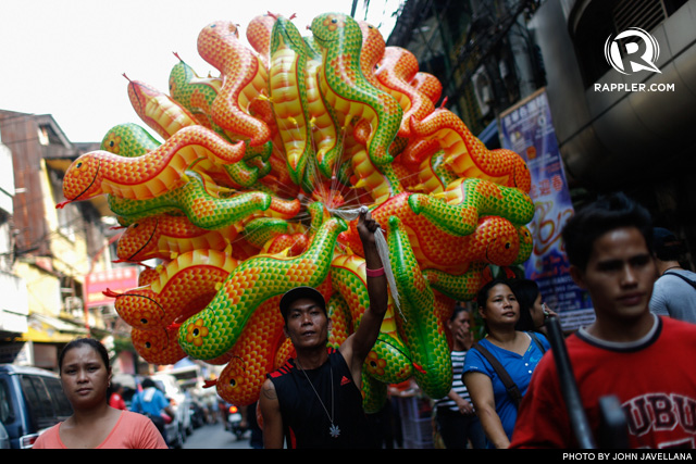 BLOWN-UP SNAKES. For the kids, flower-bearing snake balloons