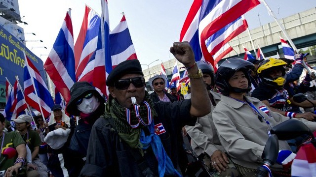 PROTES LAINNYA.  Pengunjuk rasa anti-pemerintah Thailand berparade saat rapat umum di Bangkok pada 19 Januari 2014. Foto oleh Pornchai Kittiwongsakul/AFP