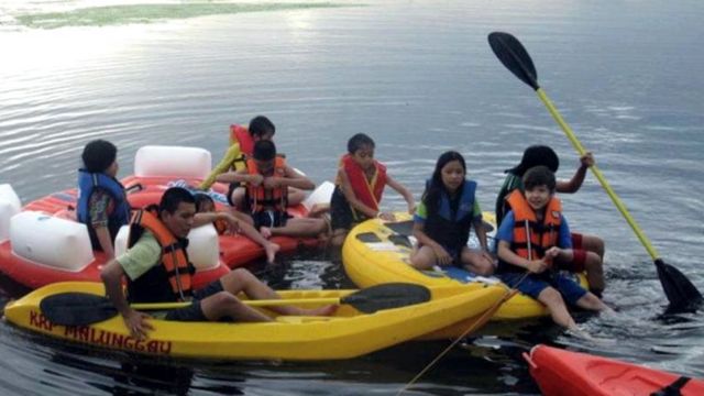 KAYAKKING IN TAAL LAKE